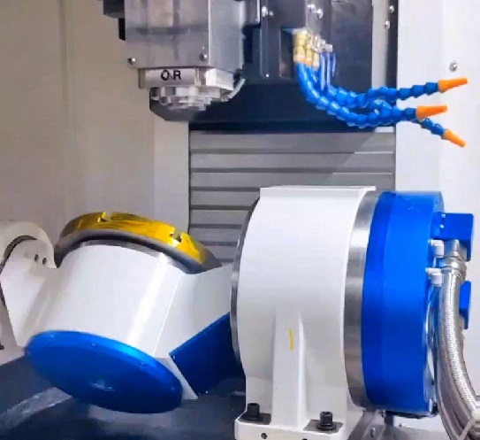 五轴钻攻中心操作图片